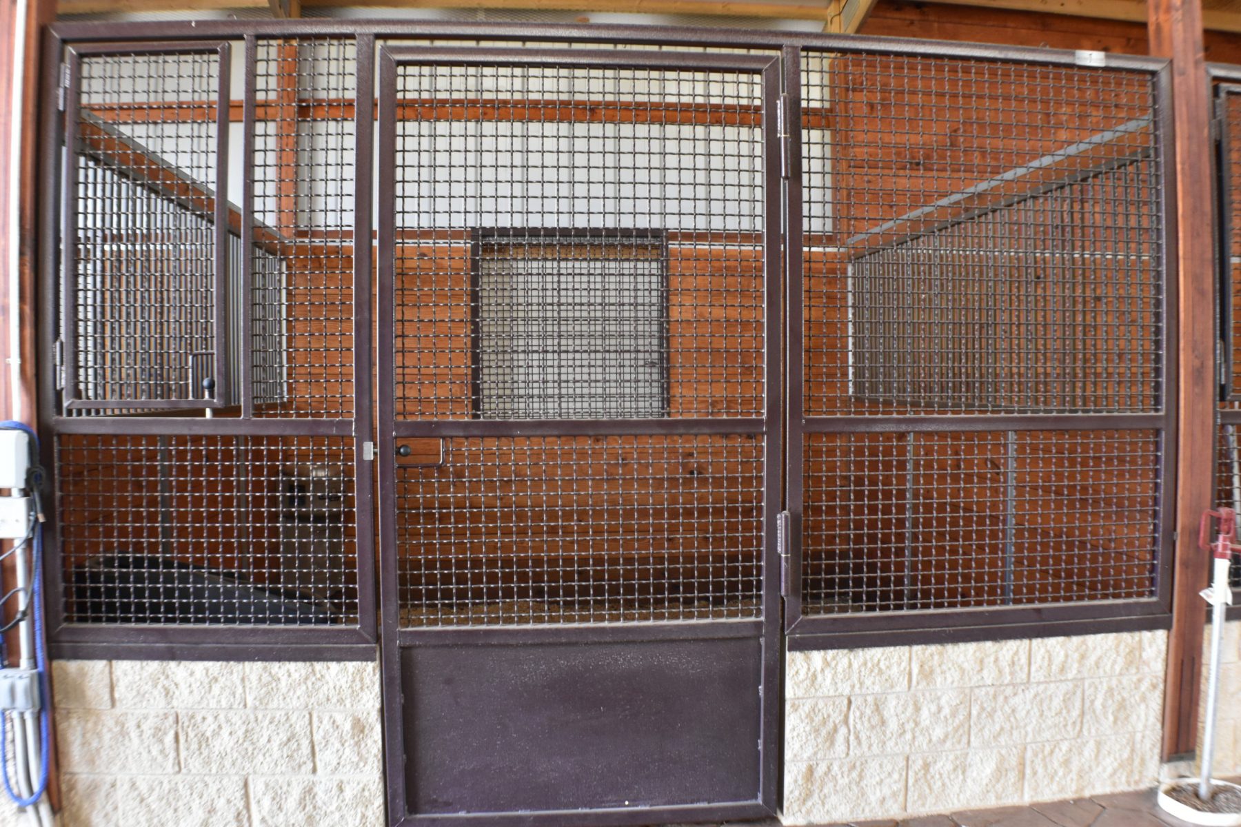 9SD – Standard All Mesh Block Channel Traditional Stall Front with Hinged Door and Standard Mesh Feed Door